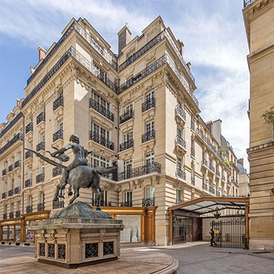 BARDEHLE-PAGENBERG_Paris_Square-Opera_outside.jpg 